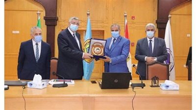 جامعة الأزهر تكرم  مستشار رئيس الجمهورية للشئون الصحية