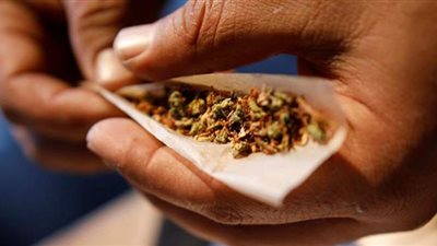 ضبط عاطل  بحوزته 5 طرب حشيش وأسلحة نارية بالصف