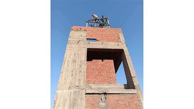 تمهيدا لإزالة عمارة ١٦ طابقا.. إزالة برج إرسال لشركة محمول في حي ثان المحلة