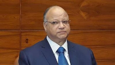 محافظ القاهرة يتفقد إزالة دورين مخالفين بحى النزهة