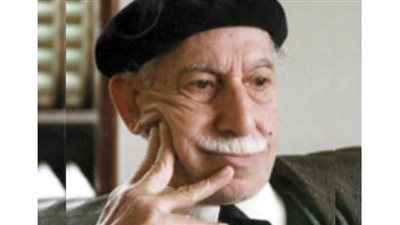 توفيق الحكيم يأسف لضياع العمر ما بين الورق والقلم