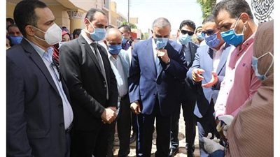 محافظ سوهاج يتفقد القافلة الطبية لعلاج العيون وأمراض الشبكية | صور