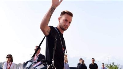 راكيتيتش يودع برشلونة بالزهور ويوجه رسالة لرحيل  