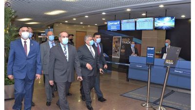 وزير الطيران يتفقد مطار القاهرة تزامنا مع ذروة التشغيل | صور