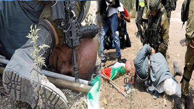 علي غرار جورج فلويد .. ضابط إسرائيلي يضغط بركبته علي رأس فلسطيني مسن| صور