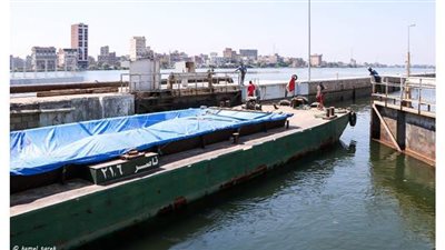إعادة نقل القمح نهريا من دمياط  إلى إمبابة