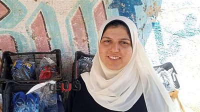 طالبة فرش الأحذية المتفوقة لـ