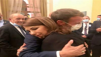 دموع ماجدة الرومي تدفع ماكرون لمعانقتها: 