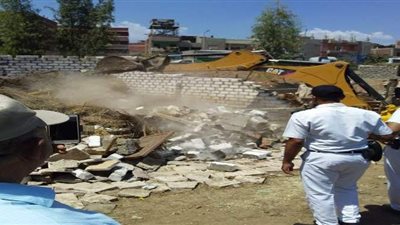 من بينها كافيتريات ومبان.. حملة لإزالة التعديات على مصارف السنطة