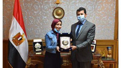 وزير الشباب يكرم طالبة عاملة في شركة نظافة لتفوقها بالثانوية الأزهرية