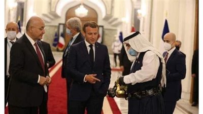 ماكرون يشرب القهوة العربية في بغداد