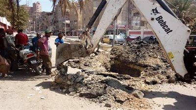 إصلاح ماسورة مياه بمنطقة أبو شاهين بالمحلة | صور