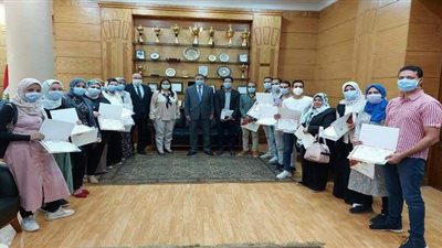 رئيس جامعة بنها يكرم فريق وحدة مكافحة العدوى بالمستشفى الجامعي