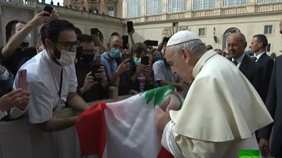 البابا فرنسيس يقبل علم لبنان ويصلي من أجله | فيديو