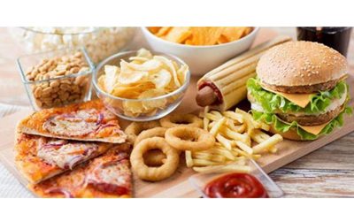 احذري.. الوجبات السريعة تقودك إلى الشيخوخة مبكرا