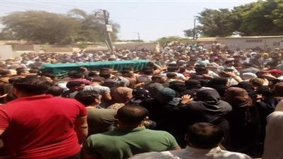 تشييع جثمان صيدلي قتل علي يد أحد أقاربه بسبب خلافات عائلية | صور