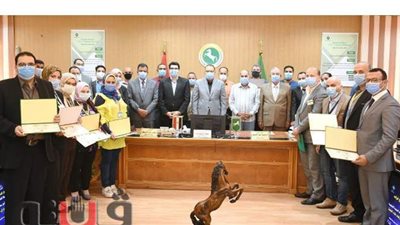 محافظ الشرقية يكرم العاملين بإدارة نظم معلومات البنية التحتية