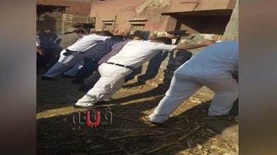 لحظة تنفيذ إزالة تعديات المباني المخالفة بـ