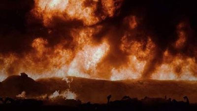 حريق هائل في أنابيب نقل النفط على الحدود الجزائرية الليبية | فيديو وصور