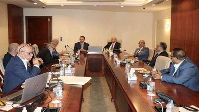 لجنة تنفيذ مشروع مستشفى بنها التخصصى الجديد تناقش بدء أعمال الإنشاء