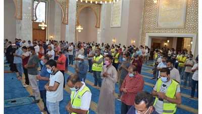 ​هيكل ومستشار رئاسة الجمهورية يشهدان صلاة الجمعة بمسجد الماسة بالعلمين