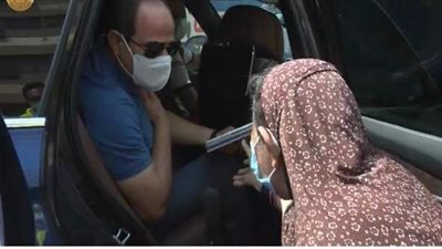 3 صور ترصد تفقد السيسي لمشروعات شرق القاهرة ولقائه مواطنة