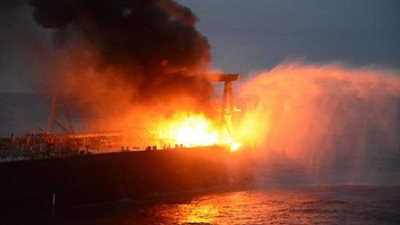 احتراق ناقلة نفط عملاقة قادمة من الكويت إلي الهند قبالة سريلانكا| صور
