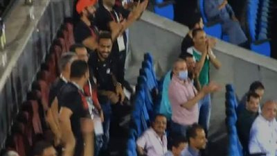 كهربا يحتفل بإحراز مروان محسن الهدف الأول للأهلي | فيديو