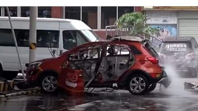 انفجار  سيارة كهربائية أثناء شحنها في الصين | فيديو