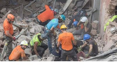 البحث عن ناجين تحت أنقاض مبنى مدمر في بيروت