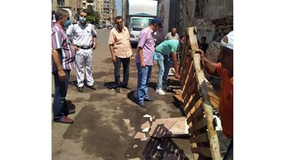 حي الجمرك بالإسكندرية يزيل إشغالات الباعة الجائلين