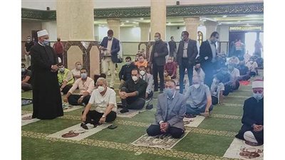 محافظ الإسكندرية يؤدى صلاة الجمعة بمسجد الحق المبين عقب افتتاحه