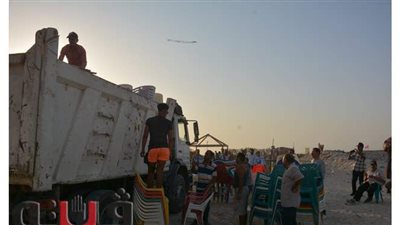 حملة على شواطئ العجمي تتحفظ على ٣١١ كرسيا.. وإنذارات بفسخ التعاقد | صور