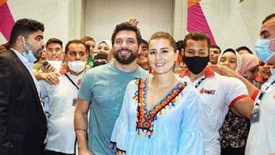 حسن الرداد وعائشة بن أحمد يشاهدان 