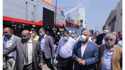 وزير النقل يتابع وصول دفعة جديدة من جرارات القطارات
