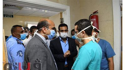 نائب محافظ قنا يطمئن على مصابى حادث انقلاب سيارة ميكروباص