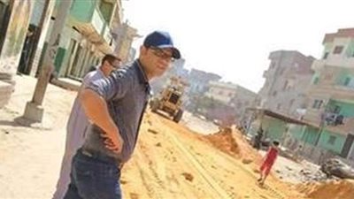 استكمال  تسوية الطريق الرئيسي العصايد المناحريت بالشرقية