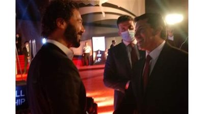 وزير الرياضة يحتفي بالفنان العالمي خالد النبوي