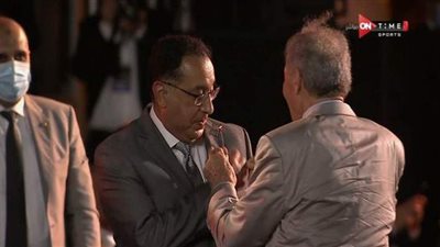 رئيس الاتحاد الدولي لكرة اليد يهدي مصطفى مدبولي قلما ذهبيا