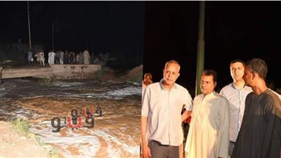 نائب محافظ قنا يتابع سريان مياه الأمطار بترعة المخادمة | صور