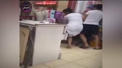 غافلوه ثم انقضوا عليه.. لحظة اعتداء كويتيين على مصري بالضرب المبرح أثناء عمله | فيديو