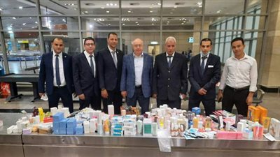 ضبط مصري حاول استغلال ظروف مرضه لتهريب مستحضرات تجميل بمطار القاهرة | صور