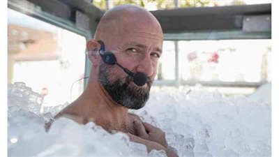 يدخل موسوعة جينيس بعد قضائه أكثر من ساعتين في صندوق ثلج | فيديو