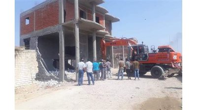 حي العامرية أول يشن حملة لإزالة العقارات المخالفة بالنهضة | صور