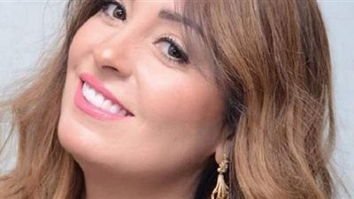 نيرمين الفقي تودع الصيف بصور على البحر