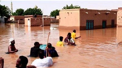 بسبب الفيضان.. انهيار منازل في الخرطوم أمام أعين أصحابها | فيديو