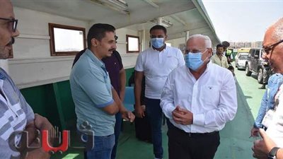 محافظ بورسعيد يستمع لآراء المواطنين داخل معدية بورفؤاد | صور