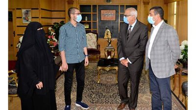 رئيس جامعة المنصورة يهدى منحة ببرنامج مانشستر لطب الأسنان للطالب قاهر السرطان