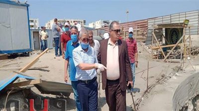 السكرتير العام ببورسعيد يتابع رفع كفاءة محطة صرف شارع البترول | صور