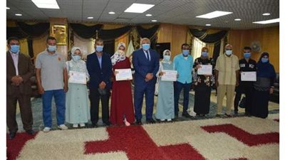 محافظ الوادي الجديد يكرم أوائل شهادة الدبلومات الفنية